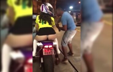 Putas gostosas cavalgando forte na moto com rabos empinados
