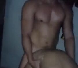 Rafael moreno tarado fodendo seu amigo passivo no sofá até gozar gostoso