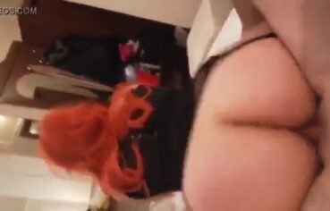 Ruiva peituda quicando gostoso com o noivo até gemer alto