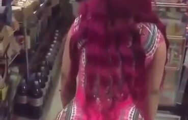 Ruiva rabuda de fio dental rebolando no mercado até gozar
