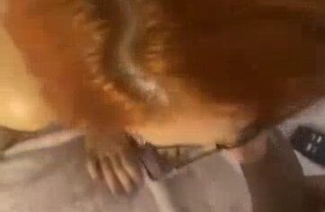 Ruivinha ninfeta chupando com vontade o pauzao do negão