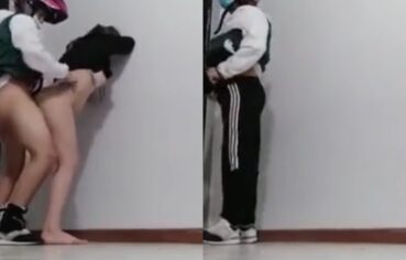 Safada pagando o entregador com xerecard no sofá da sala