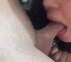Shayenne Samara engolindo rola grossa com garganta profunda até engasgar
