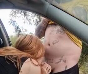 Suelen Stodulski chupando gostoso o motorista de táxi no banco de trás