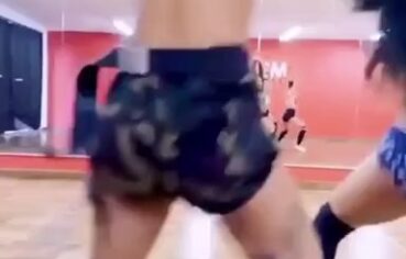 Tati Zaqui de cabelo azul rebolando gostoso e mostrando toda a bunda
