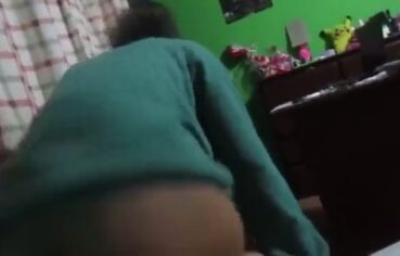 Thaís moreninha cavalgando forte de costas no namorado sem tirar o casaco
