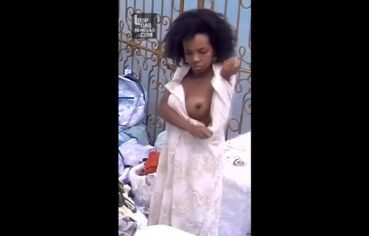 Thelma Assis mostra os peitos e fica peladinha no programa ao vivo