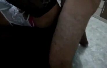 Travesti loira chupando com vontade e cavalgando forte até gozar