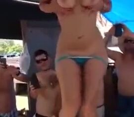 Vadia bebada faz strip e deixa galera jogar cerveja na buceta em Barretos