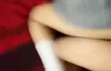 Vagabunda do colegial chupando o pauzão do negão antes de ser fodida