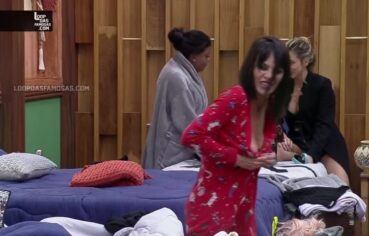 Valentina Francavilla mostrando os peitos gostosos na fazenda