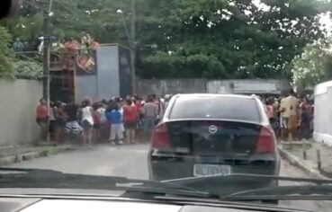 Amadoras exibindo suas bundas após beber muito em bloco de carnaval