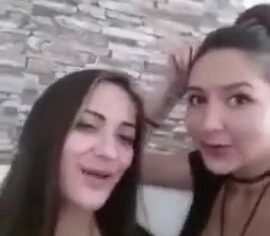 Amanda de Floripa e suas amigas lésbicas fazendo sexo selvagem no sofá