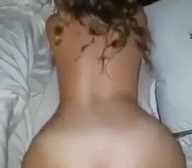 Amandinha loirinha ninfeta sendo comida de quatro e levando gozada na bunda