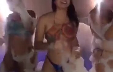 Amigas safadas rebolando na piscina com espuma no motel