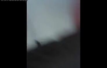 Amigo flagra o outro se masturbando e sorri ao ver que está sendo filmado