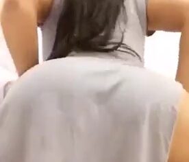 Angelita carioca rebolando gostoso no vestido sexy e empinando a bunda