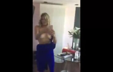 Apresentadora gostosa se exibindo peladinha e provocando na câmera