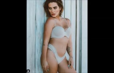 Atriz safada pelada no vídeo provocante com peitos à mostra