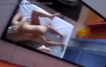 Bia gostosa metendo com espelho no teto e gemendo alto