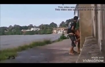 Cachaceiro comendo moradora de rua ao ar livre em foda selvagem