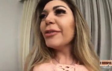 Camilla Ferrari comendo o colega de trabalho no escritório até gozar