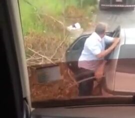 Caminhoneiro Surpreende Coroa Transando com Prostituta ao Ar Livre e Grava Vídeo Amador