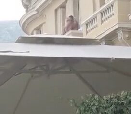 Casada fogosa cavalgando o marido na sacada com a rua lotada de gente