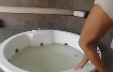 Casada safada dando o rabo pro maromba na beira da piscina do motel