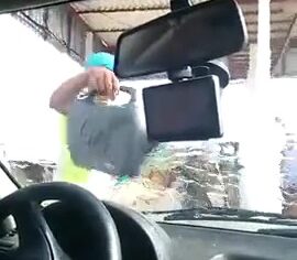 Casada safada exibindo a xota no carro enquanto provoca o frentista
