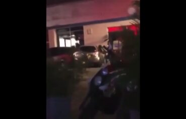 Casal fogoso transando ao lado do carro e sendo flagrados no bar