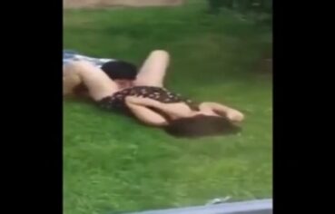 Casal safado fodendo no campus da faculdade à luz do dia