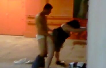 Casal safado transando na área de fumantes com a festa bombando