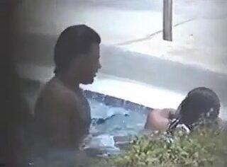 Casal Safado Transando na Piscina do Hotel com Todo Mundo Vendo