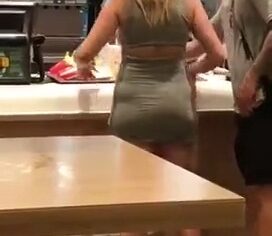 Casal safado transando no balcão do Mcdonalds e sendo flagrado no meio da foda