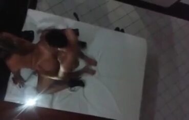 Coroa rabuda empinada de quatro sendo enrabada com força pelo marido no quarto
