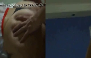 Coroa safada de quatro recebe o cuzinho arrombado pelo amante enquanto corninho grava tudo