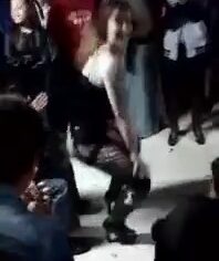 Dançarina cachorra dando surra de buceta no velhinho enquanto é filmada