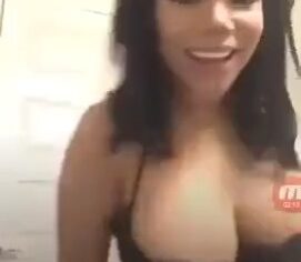 Day Mccarthy rebolando gostoso em live com peitões siliconados