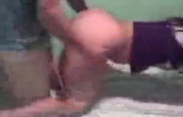 Dois garotinhos fudendo a amiguinha de 18 anos no vídeo amador