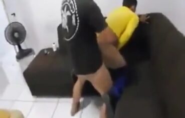Dois tarados convidam carteiro para ménage gay excitante no RJ