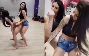 Duas Gêmeas Maravilhosas Ficaram Rebolando Suas Bundas em Sincronia na Academia em um Vídeo Provocante – Amadoras