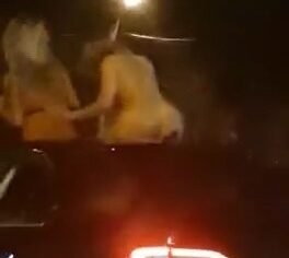 Duas gostosas peladas no teto solar do carro enquanto motorista filma