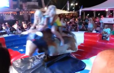 Duas loiras safadas cavalgando o touro mecânico com bundas à mostra