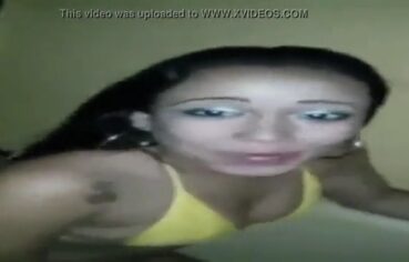 Duas safadas chupando gostoso o pau duro do amigo até gozar na boca