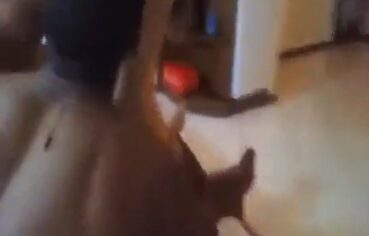 Esposa cavala dando para dois negões enquanto o corno filma tudo