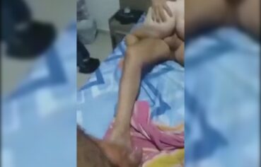 Esposa coroa gostosa dividida com amigo enquanto marido bate punheta