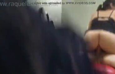 Esposa fogosa rebolando na cadeira erótica