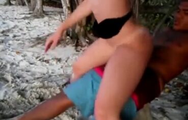 Esposa gostosa cavalgando na praia com o marido até gozar alto