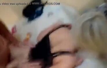 Esposa gostosa de bruços sendo comida pelo amante enquanto corno filma